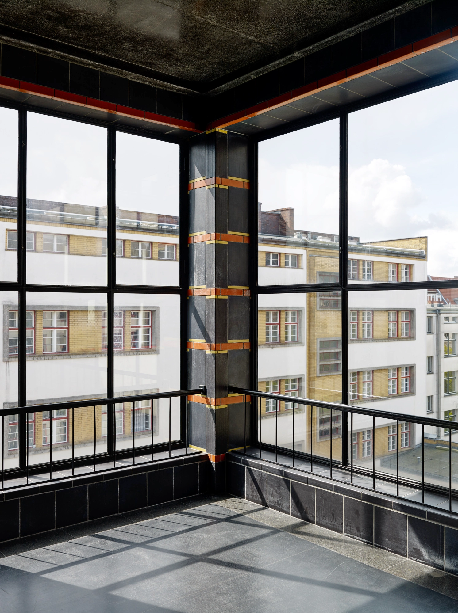 Große Fensterfront mit Blick auf den Innenhof des Haus der Buchdrucker in Berlin