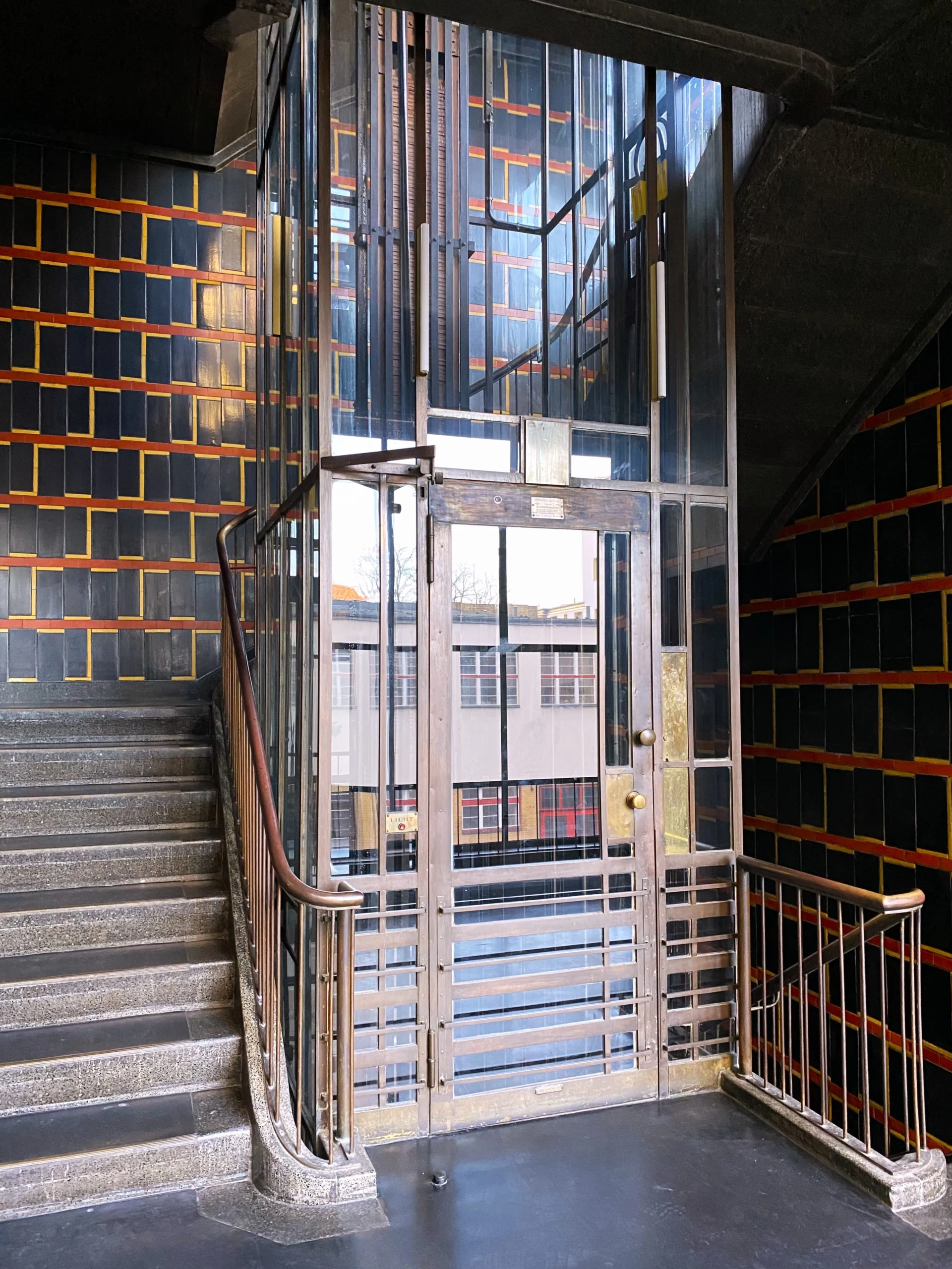 Historischer Glasaufzug im Treppenhaus des Haus der Buchdrucker Berlin